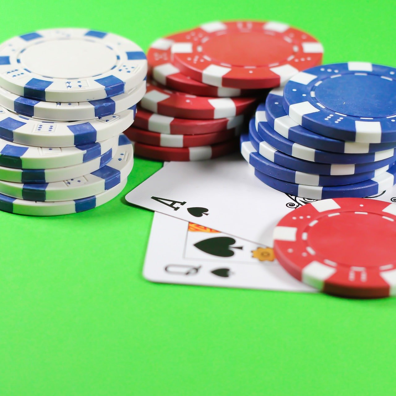 Casino-style card games and slots available on 100 ph entertainment platform